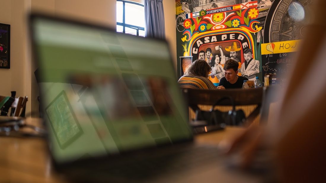 Zona de coworking para huéspedes