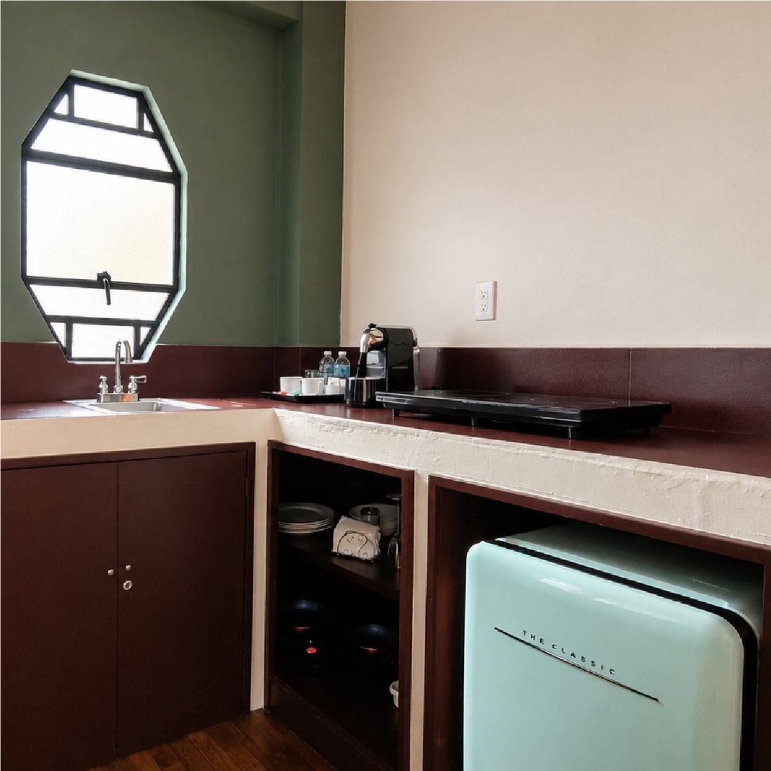 Cocineta de la AxM Grand Suite, con ventana octogonal