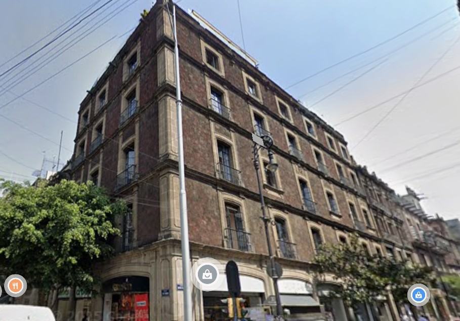 República de Uruguay 86 en su esquina con 5 de Febrero, con la calle Uruguay continuando hacia el 88