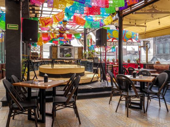 Terraza actual con bar y escenario