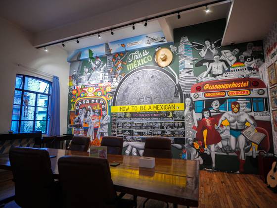 Salón con mural How to be a Mexican